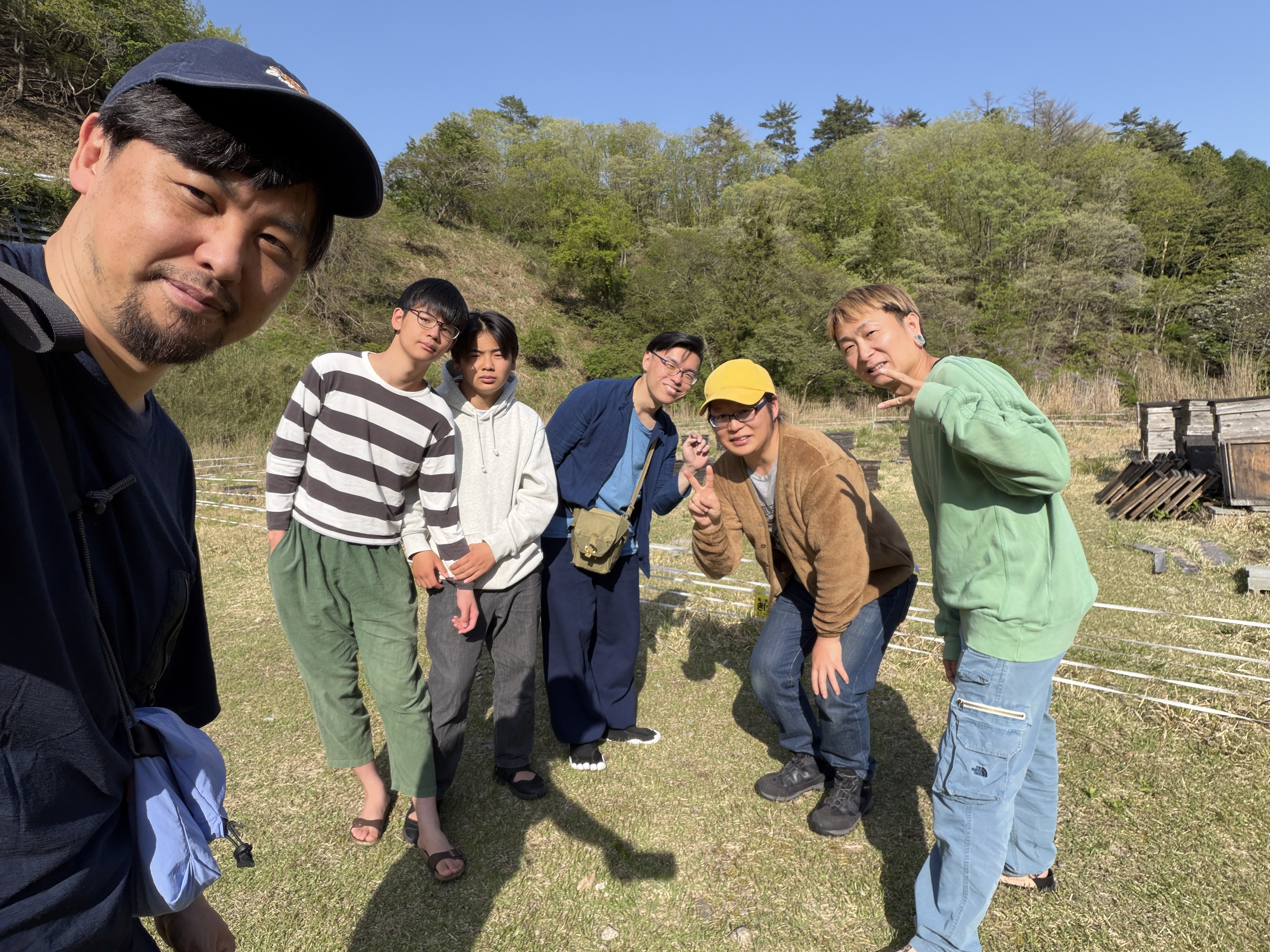 蜂場にて、ツアー参加者と講神さん